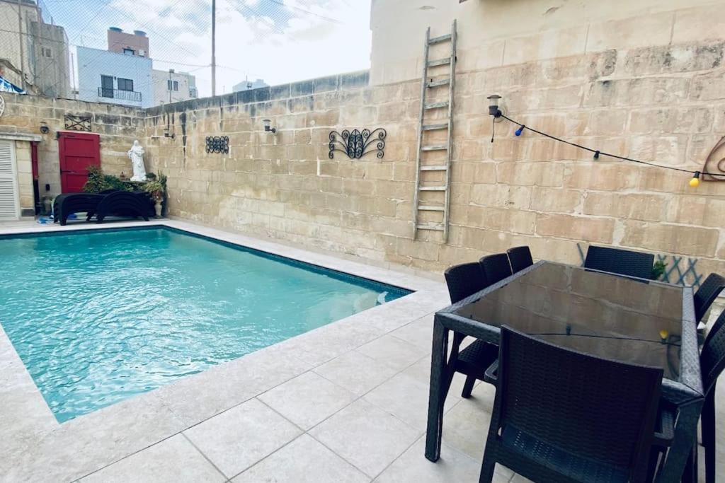 Free Breakfast, Pool, Spacious Aircon Hideaway Mosta Exterior foto