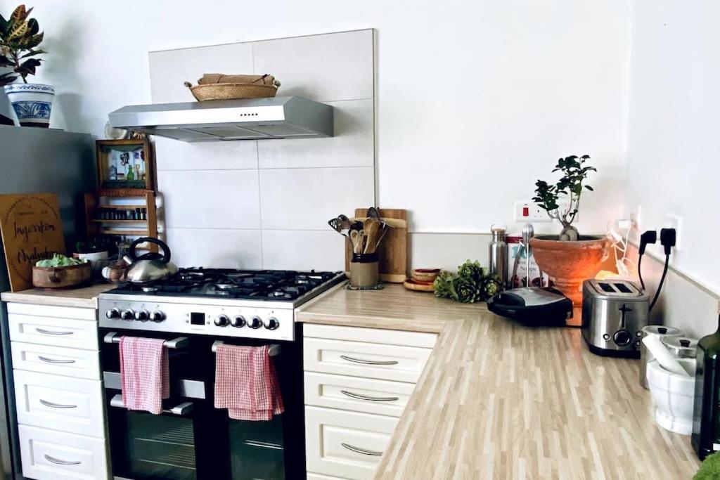 Free Breakfast, Pool, Spacious Aircon Hideaway Mosta Exterior foto